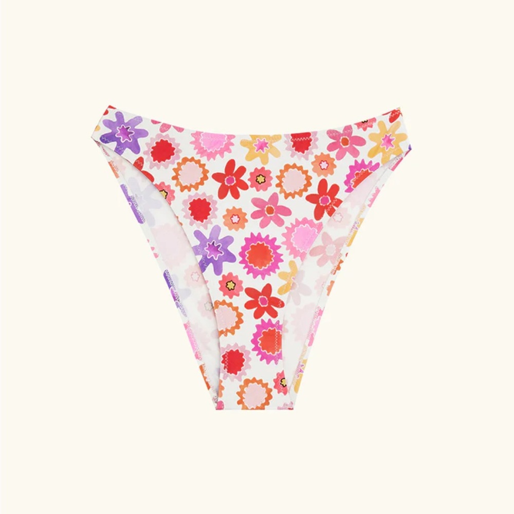 Follow suit The Marie Bottom- Flower Power